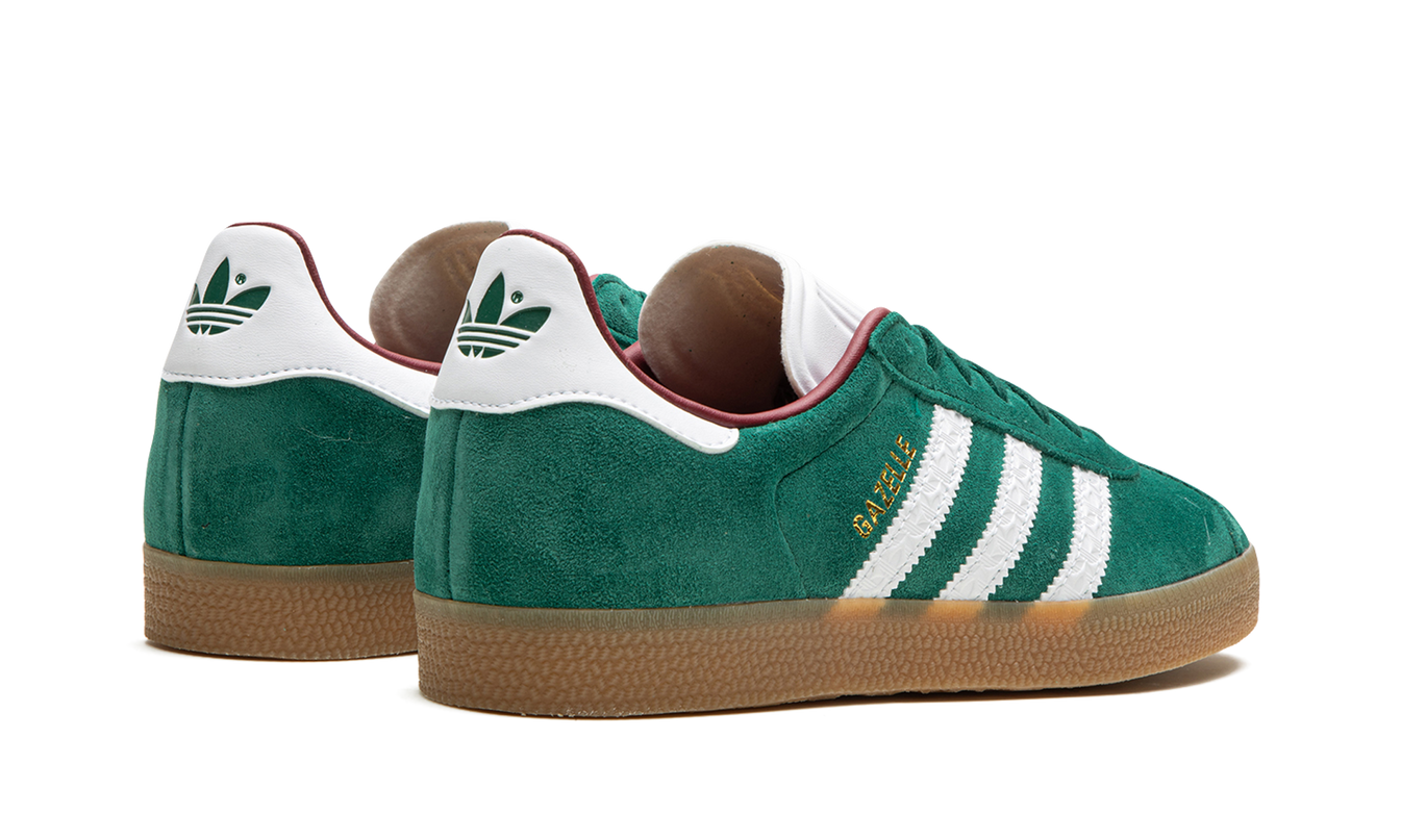 Groene Adidas Gazelle schoenen in collegiale kleur, zichtbaar van de zijkant en met witte zool.
