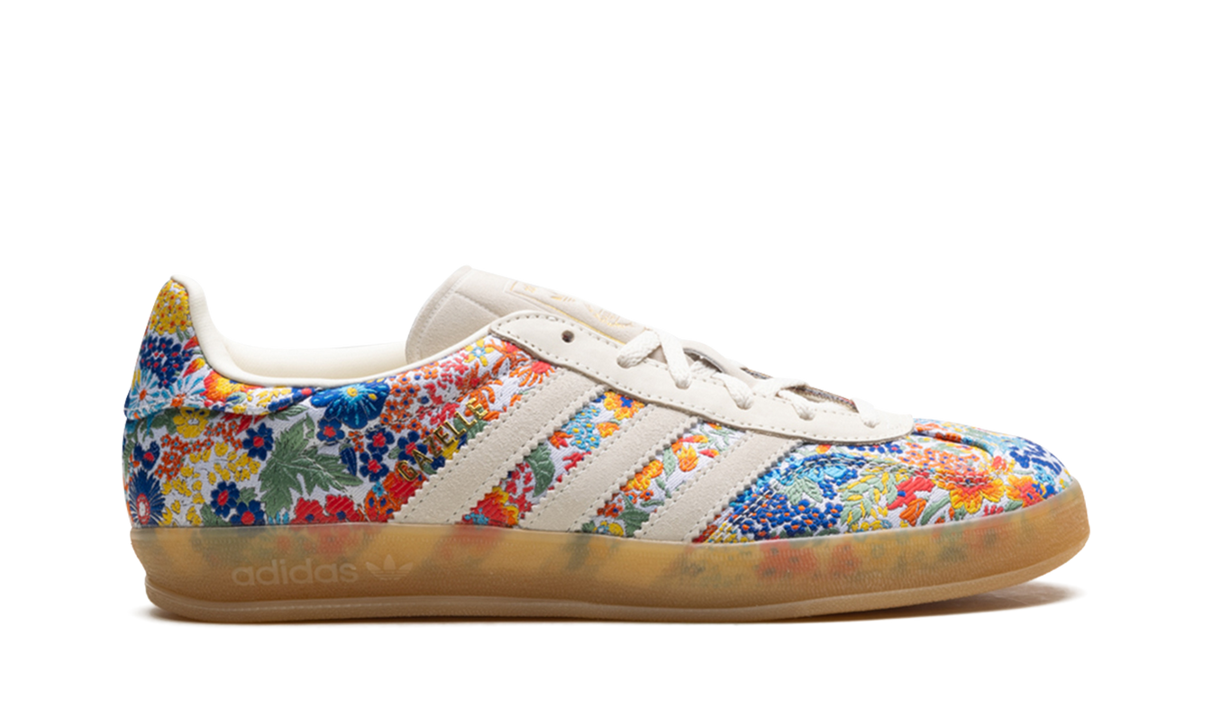 Dames Adidas Gazelle Indoor schoenen met bloemvormige embroidery, stijlvolle sneakers voor binnengebruik
