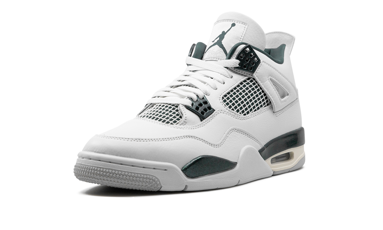 Dames sneakers Air Jordan 4 "Oxidized Green" in groen met witte en zwarte details, zichtbaar op de afbeelding.