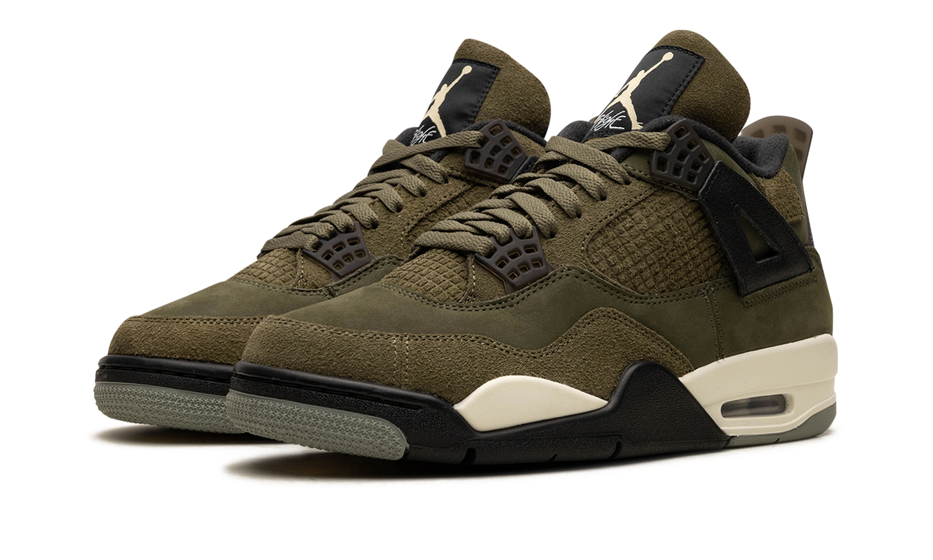 Donkergroene Air Jordan 4 Craft sneakers met suède en leren details, gedragen op een witte achtergrond.