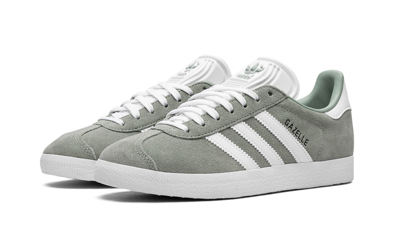 Zilveren en groene Adidas Gazelle damesschoenen met witte details, sportieve sneakers voor dames.