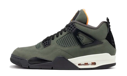 Zwarte Air Jordan 4 OG SP Undefeated sneakers met witte accenten en oranje details, zichtbaar op de afbeelding.