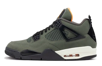 Zwarte Air Jordan 4 OG SP Undefeated sneakers met witte accenten en oranje details, zichtbaar op de afbeelding.