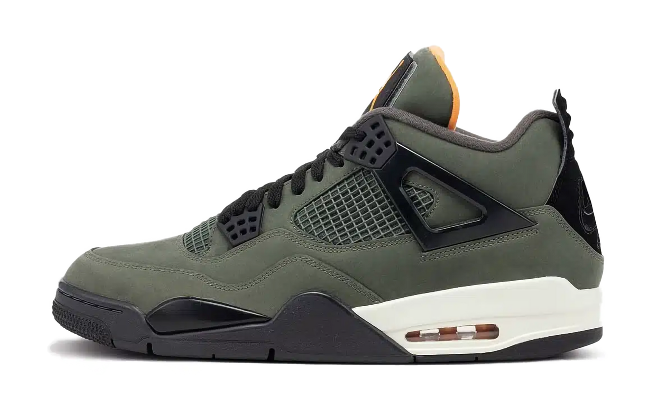 Zwarte Air Jordan 4 OG SP Undefeated sneakers met witte accenten en oranje details, zichtbaar op de afbeelding.