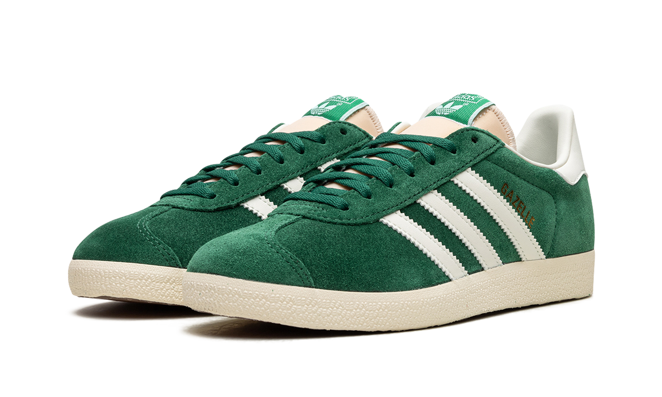 Donkere groene Adidas Gazelle suède schoenen met witte zool en merklogo, getoond van de zijkant op een witte achtergrond