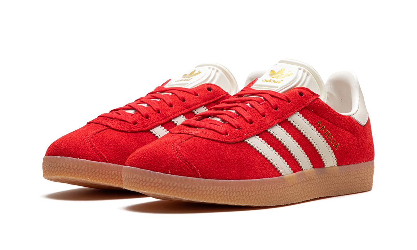 Witte Adidas Gazelle WMNS sneakers met rode details, dames schoenen met suède bovenwerk en witte zool.