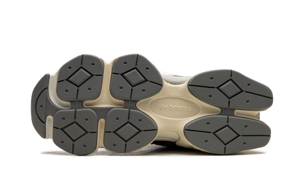 Zwarte New Balance 9060 schoenen met suède bovenkant en witte zool, comfortabel en stijlvol voor dagelijks gebruik.