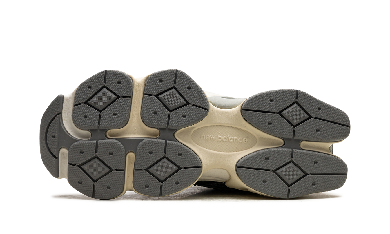 Zwarte New Balance 9060 schoenen met suède bovenkant en witte zool, comfortabel en stijlvol voor dagelijks gebruik.