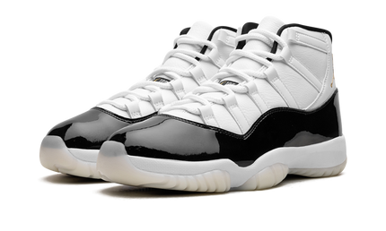 Zwarte Air Jordan 11 "Gratitude" sneakers met glanzende afwerking en witte details, zichtbaar van de zijkant.