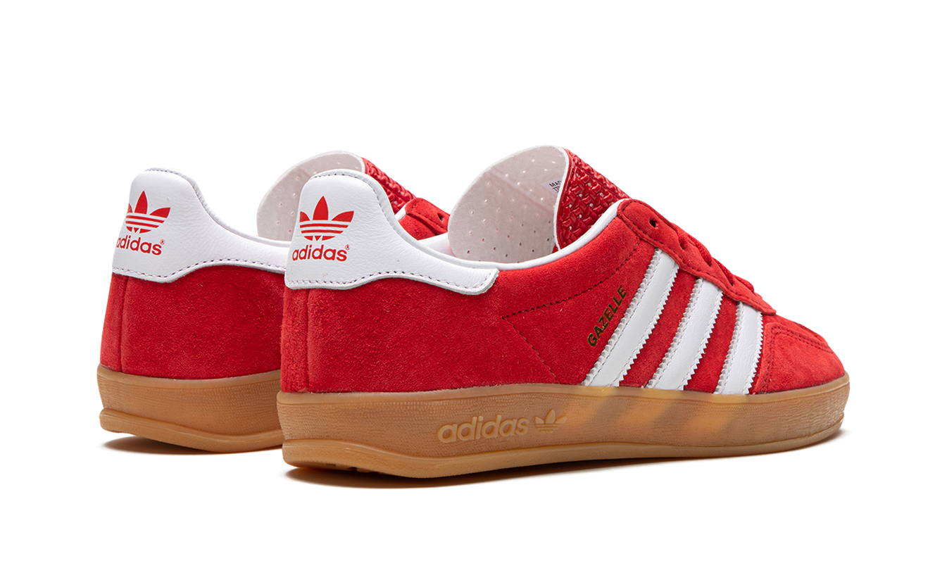 Adidas Gazelle indoor schoenen in Scarlet Cloud en wit, sportief en comfortabel voor binnengebruik.