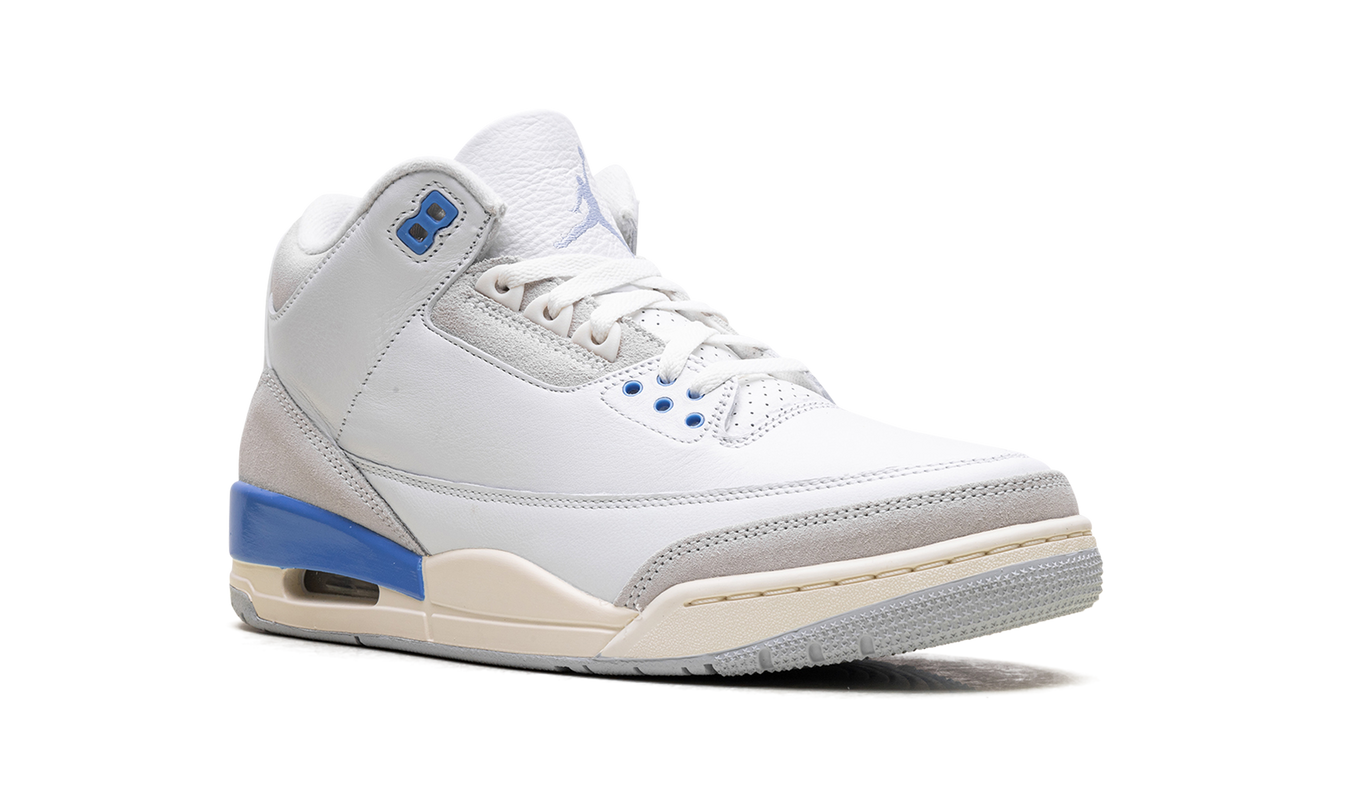 Sportieve Air Jordan 3 "Lucky Shorts" sneakers van Mijn winkel met zwart en wit ontwerp, zichtbaar in close-up op witte achtergrond.