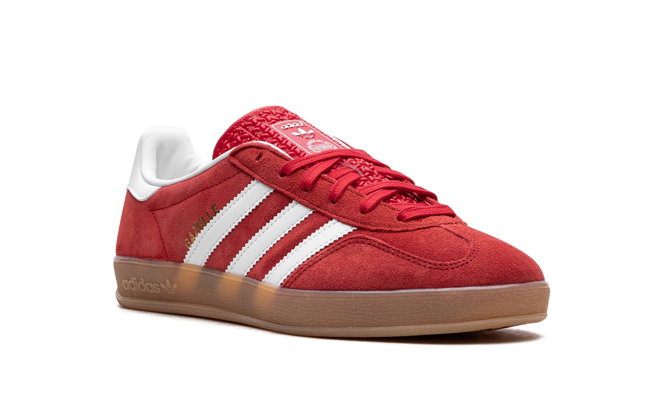 Adidas Gazelle Indoor schoenen in Better Scarlet kleur, zwart en rood, met leren bovenkant en witte zool, voor binnengebruik