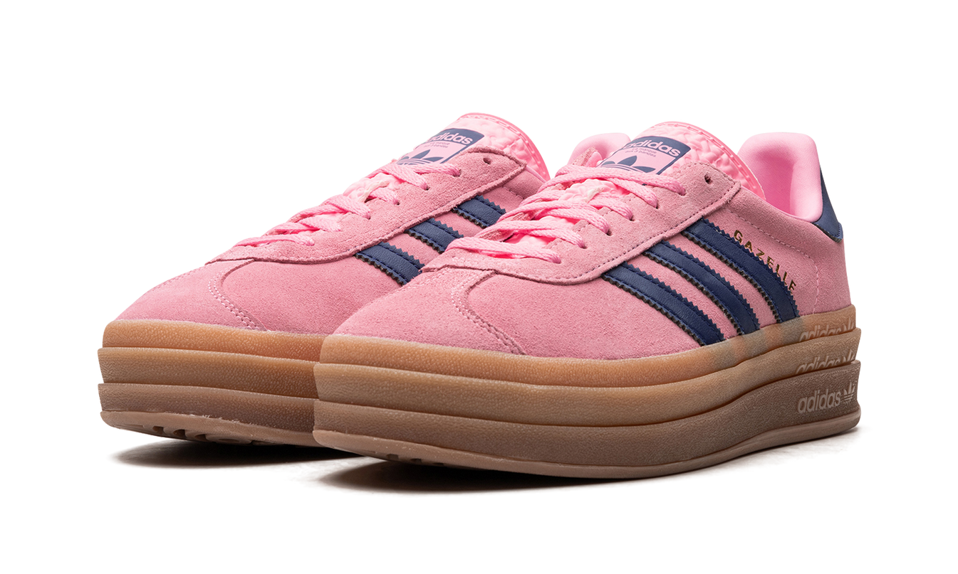 Adidas Gazelle BOLD WMNS schoenen in Pink Glow, roze dames sneakers met witte details en suède afwerking.