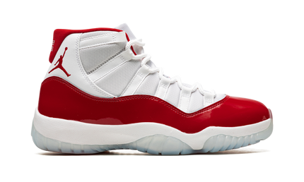 Donkerrode Air Jordan 11 "Cherry 2022" sneakers met glanzende afwerking en witte zool, recht van voren gefotografeerd.