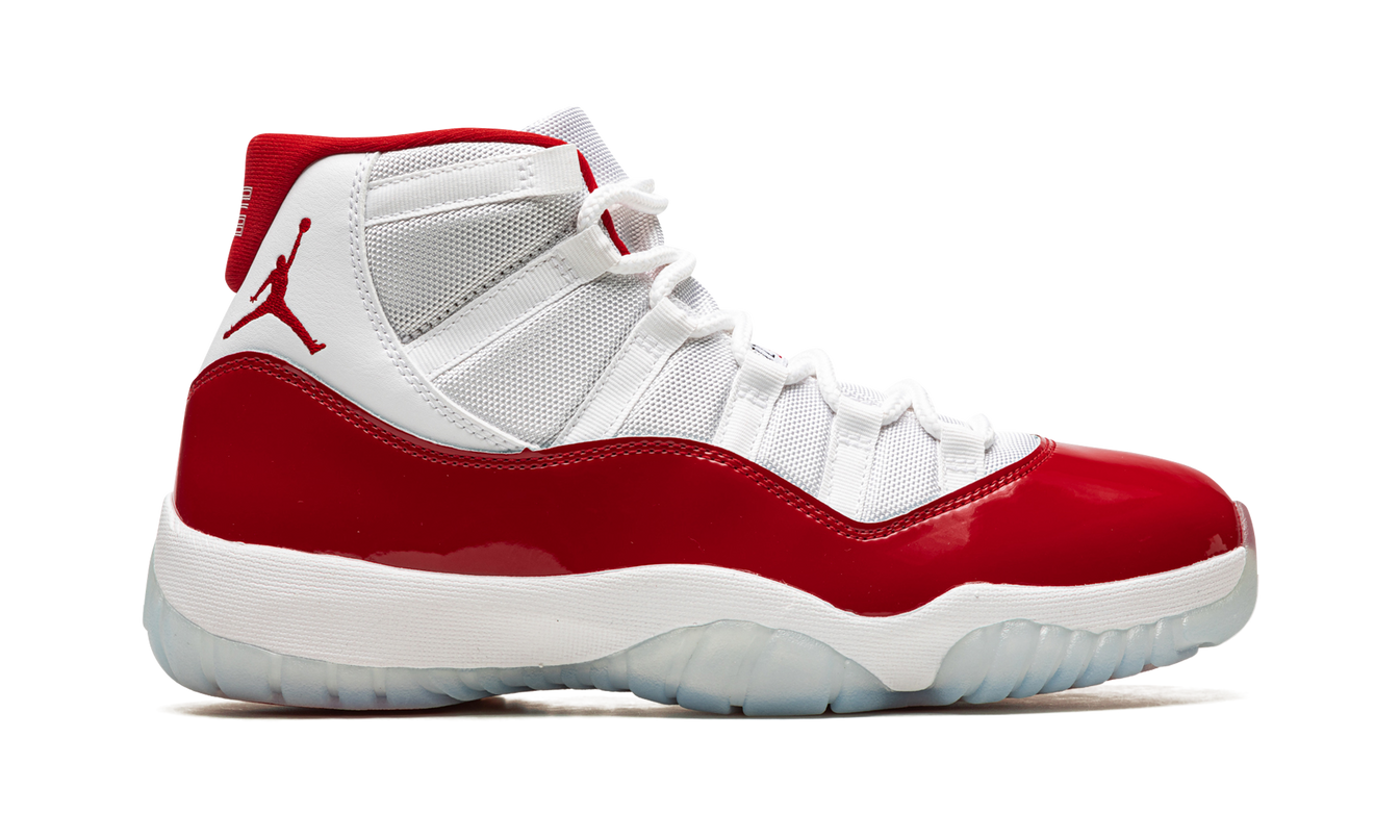 Donkerrode Air Jordan 11 "Cherry 2022" sneakers met glanzende afwerking en witte zool, recht van voren gefotografeerd.