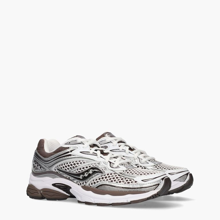 Witte en bruine Saucony ProGrid Omni 9 OG sneakers met sportieve details en comfort, ontworpen door CAPE EXCLUSIVES.
