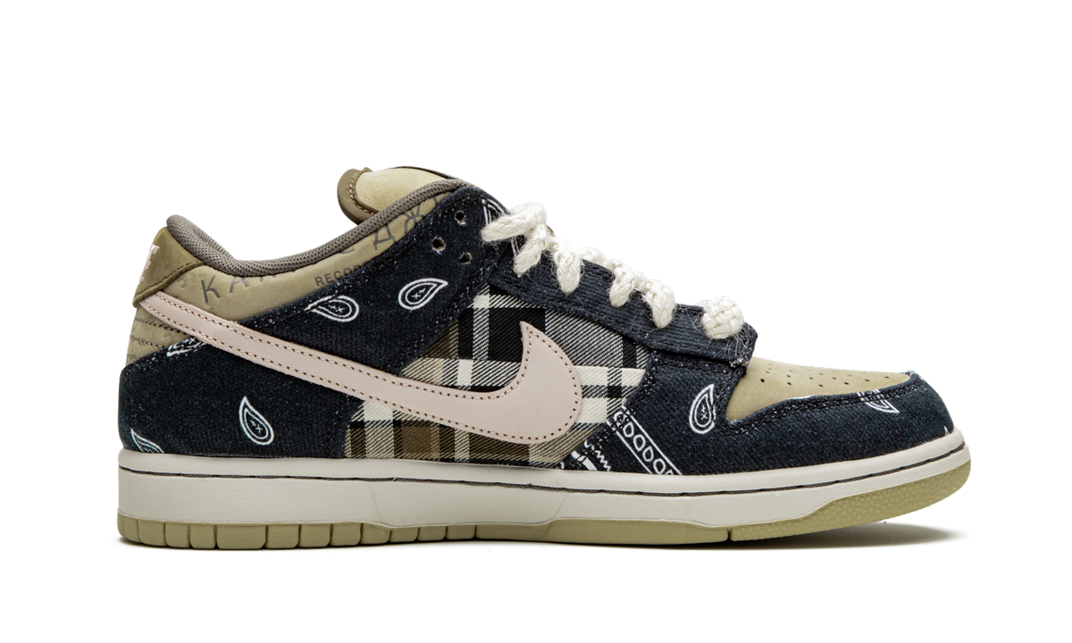 Nike SB Dunk Low Travis Scott schoenen met zwart en bruin ontwerp en gedetailleerde sneaker stijl.