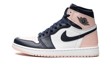 Sportieve Air Jordan 1 HIGH WMNS schoenen in roze en wit met bubblegum-achtige details, geschikt voor dames.