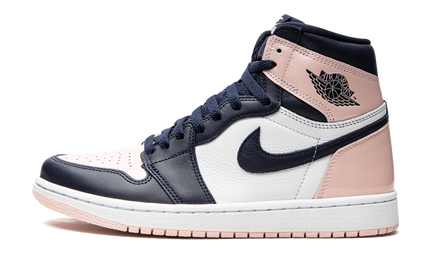 Sportieve Air Jordan 1 HIGH WMNS schoenen in roze en wit met bubblegum-achtige details, geschikt voor dames.