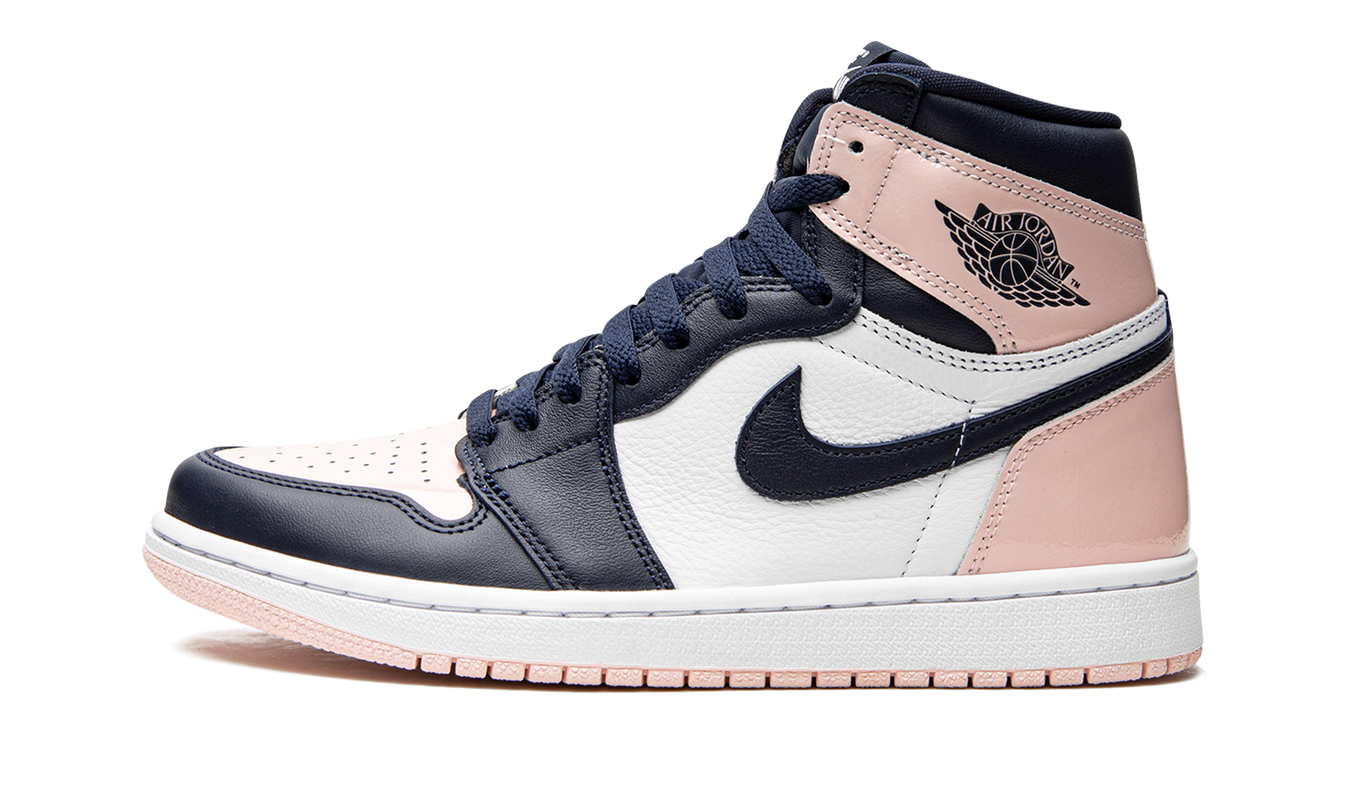 Sportieve Air Jordan 1 HIGH WMNS schoenen in roze en wit met bubblegum-achtige details, geschikt voor dames.