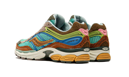 CAPE EXCLUSIVES Saucony ProGrid Omni 9 sneakers met zwart en grijs ontwerp, sportieve schoenen voor heren.