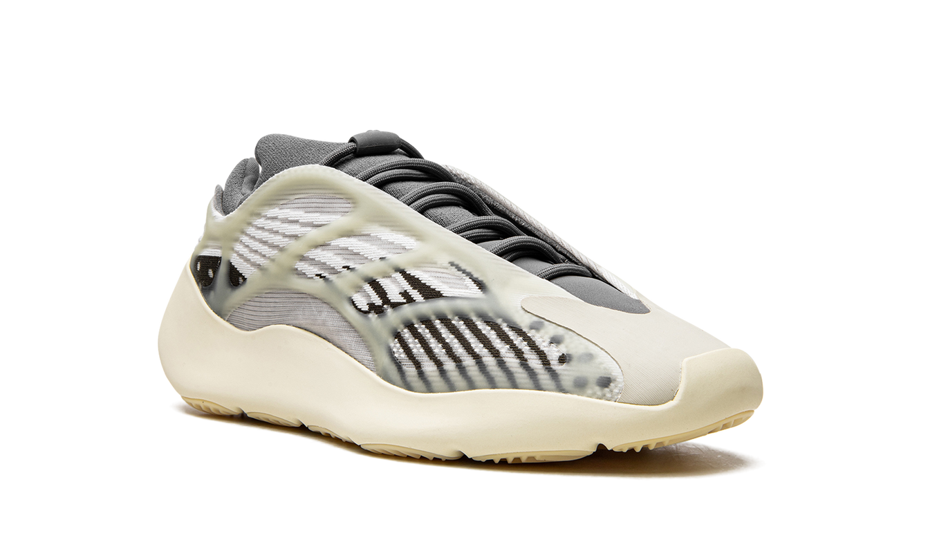Zwarte Yeezy 700 V3 "Fade Salt" sneakers van Mijn winkel met witte en grijze details en dikke zool op een witte achtergrond