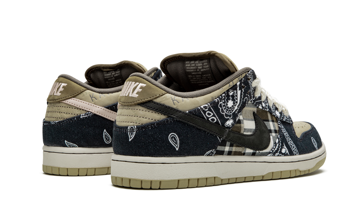 Sneakers Nike SB Dunk Low Travis Scott in zwart en bruin met opvallende details en witte zool, geschikt voor streetwear en skateboarden.
