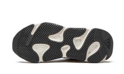 Witte Yeezy Boost 700 V2 sneakers van Mijn winkel met dikke zolen en sportieve uitstraling, zichtbaar op de afbeelding.