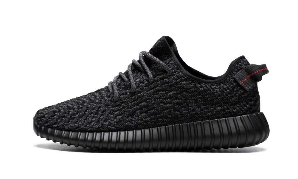 Zwarte Adidas Yeezy Boost 350 sneakers met piratenkleur en comfortabele zool op wit oppervlak