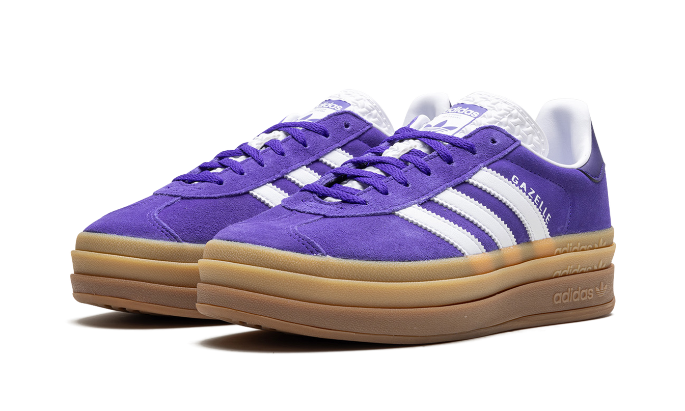 paar Adidas Gazelle Bold WMNS schoenen in paars, sportieve dames sneakers met witte details, zichtbaar op de afbeelding