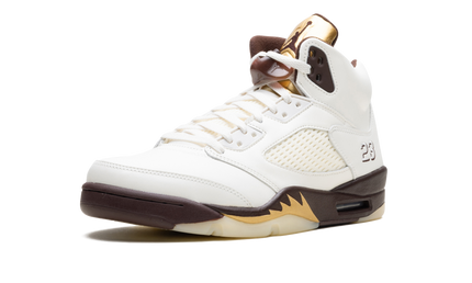 Witte Air Jordan 5 WMNS sneakers met gouden accenten en zwart details, zichtbare zool en veters, damesmodel, sneakers van Mijn winkel
