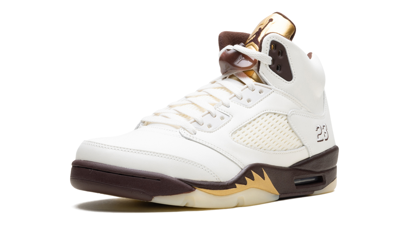 Witte Air Jordan 5 WMNS sneakers met gouden accenten en zwart details, zichtbare zool en veters, damesmodel, sneakers van Mijn winkel