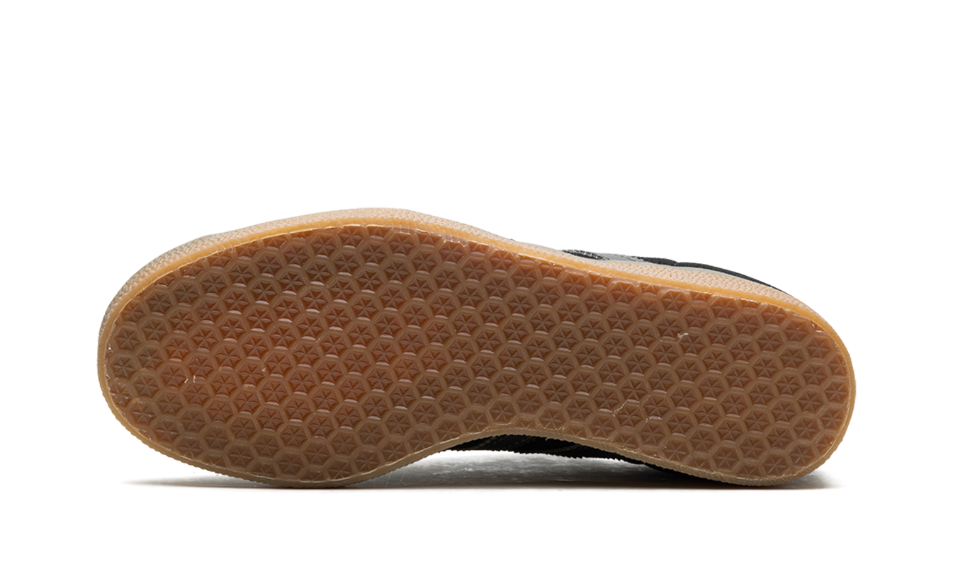 Zwarte Adidas Gazelle schoenen met lage snit en leren bovenwerk, ideaal voor casual dragen.