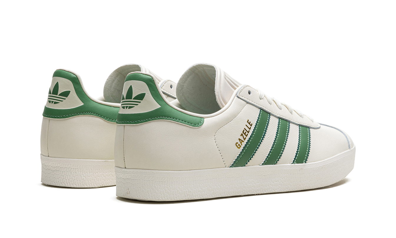 Adidas Gazelle schoenen in off-white en groen, stijlvolle sneakers met leren bovenkant en witte zool.