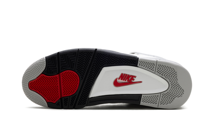 Witte Air Jordan 4 OG schoenen met cementdetails en Nike logo, iconisch design, op witte achtergrond.