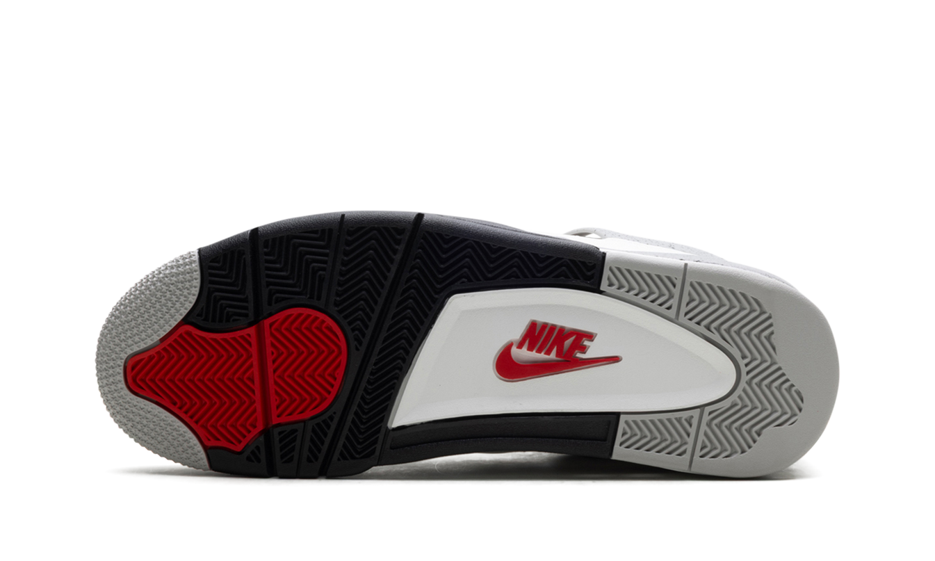 Witte Air Jordan 4 OG schoenen met cementdetails en Nike logo, iconisch design, op witte achtergrond.