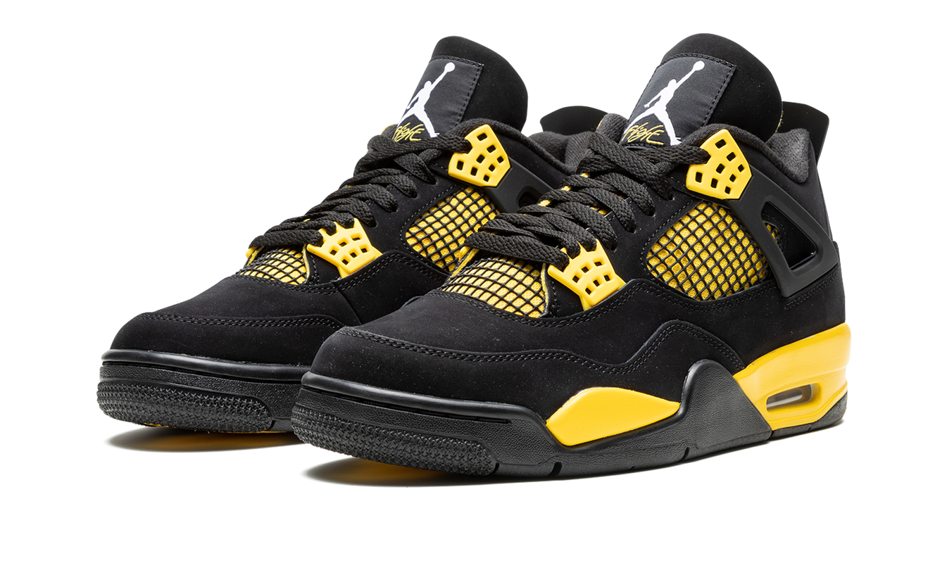 Air Jordan 4 Retro "Thunder 2023" sneakers in geel en zwart met witte details, overzicht van de schoenen van voren en zijkant