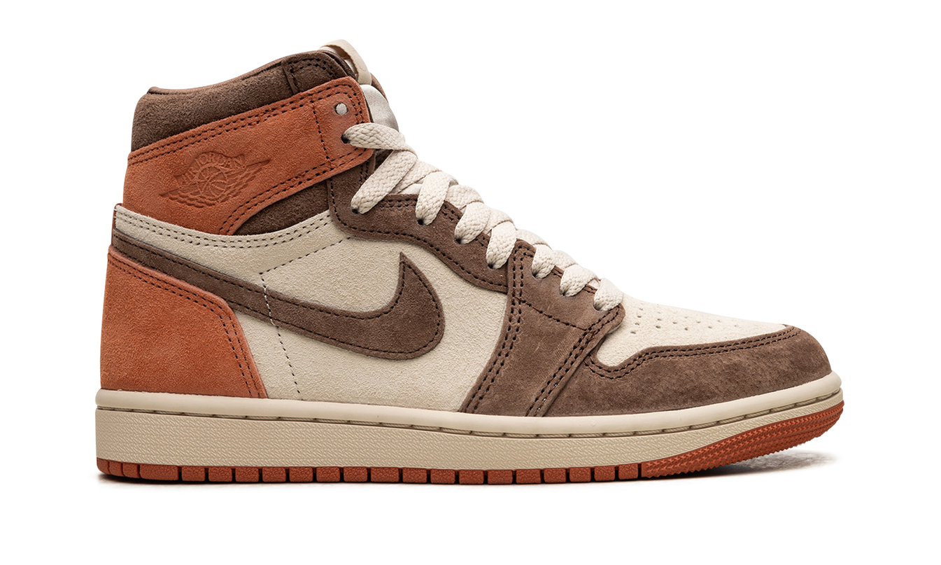 Lichte Air Jordan 1 HIGH OG WMNS schoenen in Dusted Clay kleuren, met leren en suède details en hoge silhouet.