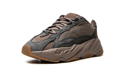 Klassieke paar Yeezy Boost 700 V2 schoenen in mauve kleur, met sportieve uitstraling en gewatteerde details.