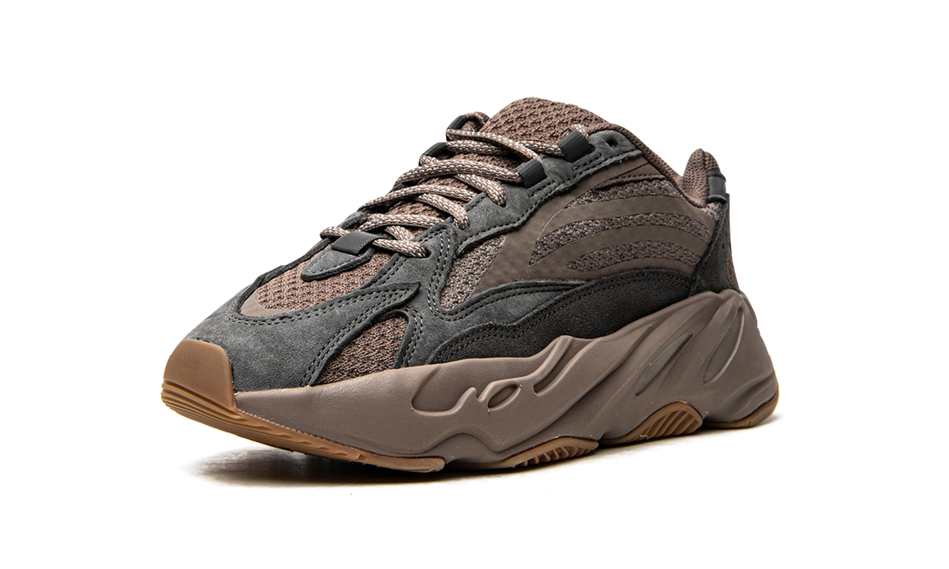Klassieke paar Yeezy Boost 700 V2 schoenen in mauve kleur, met sportieve uitstraling en gewatteerde details.