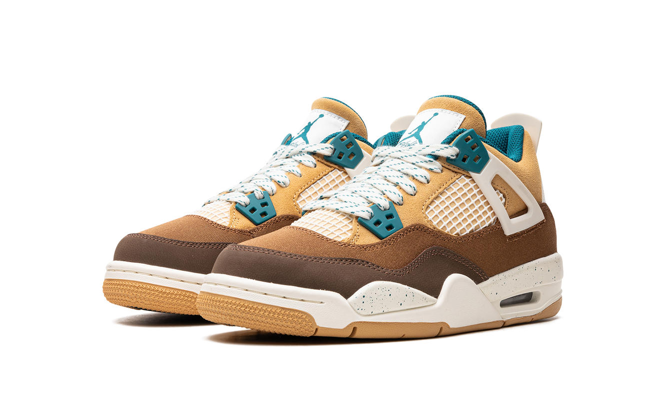Lichte Air Jordan 4 GS sneakers in Cacao Wow kleur met zwart en bruine details, zichtbaar van de zijkant.