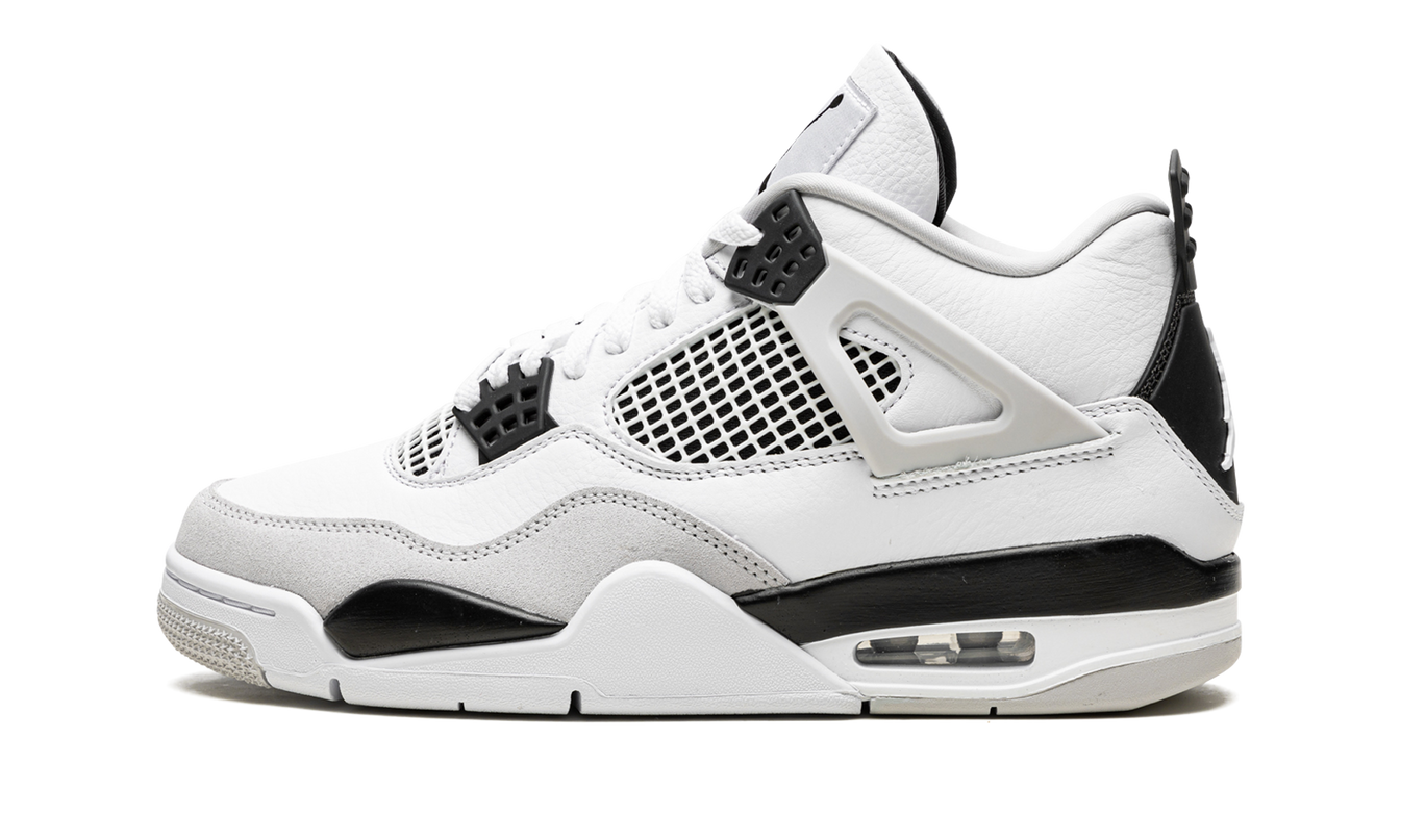 Zwarte Air Jordan 4 Retro sneakers met grijze en witte details, lage schoen met leren en mesh materialen.