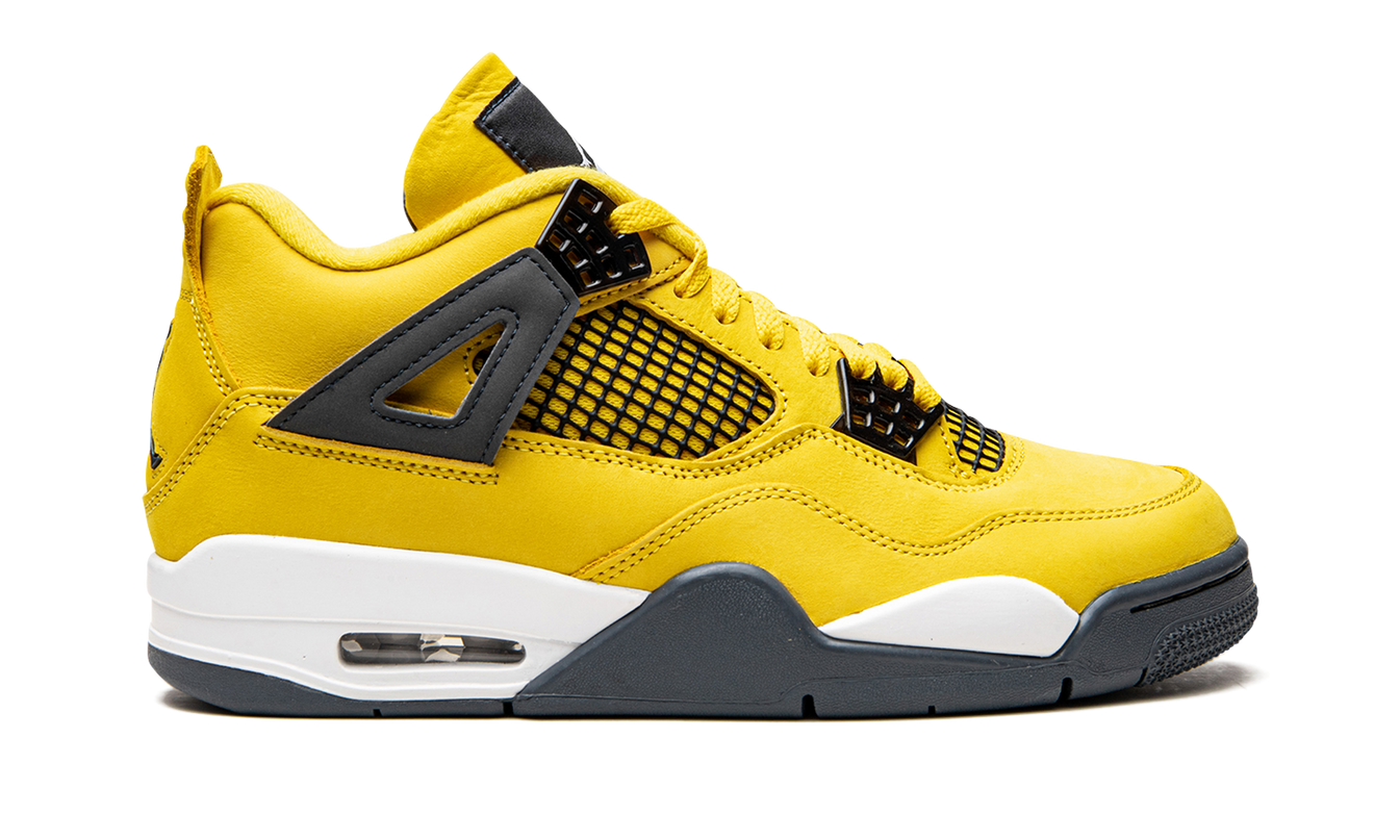 Witte en gele Air Jordan 4 Retro "Lightning 2021" sneakers met zwarte details en rubberzool, zichtbaar van de zijkant.