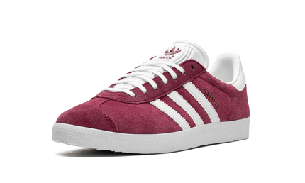 Adidas Gazelle schoenen in bordeauxrood en wit, lage sneakers voor heren, zichtbaar op witte achtergrond.
