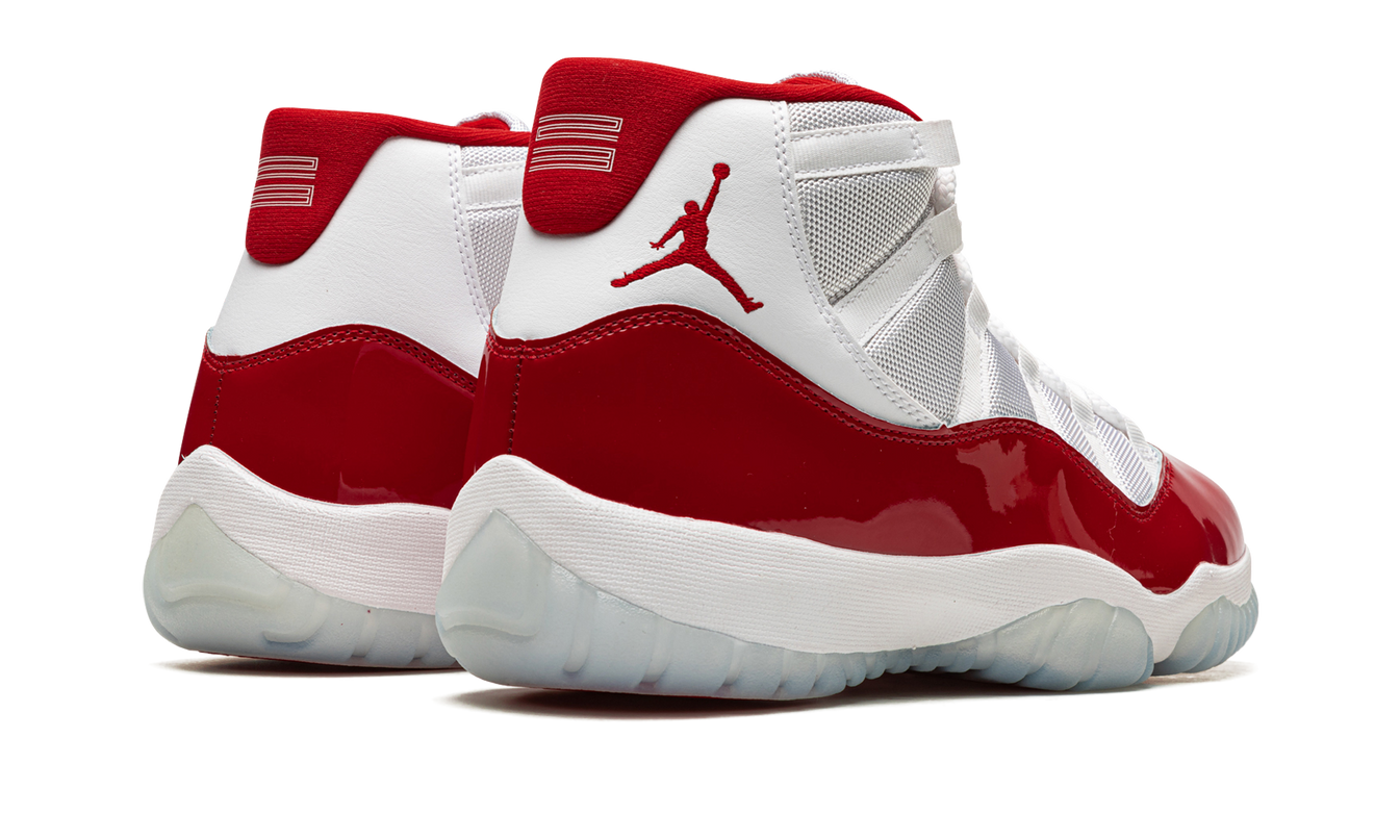 Elegante Air Jordan 11 "Cherry 2022" sneakers in rood en wit, met glanzende afwerking en lage zool voor sport en stijl.