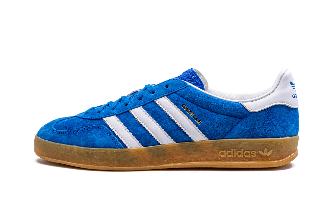 Blauwe Adidas Gazelle Indoor schoenen met witte details en zwarte zool, geschikt voor binnen sporten.