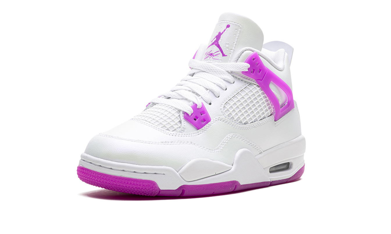 Lichtpaar Air Jordan 4 Retro GS schoenen in Hyper Violet met paarse en grijze details, zichtbaar van voren en op voet gedragen