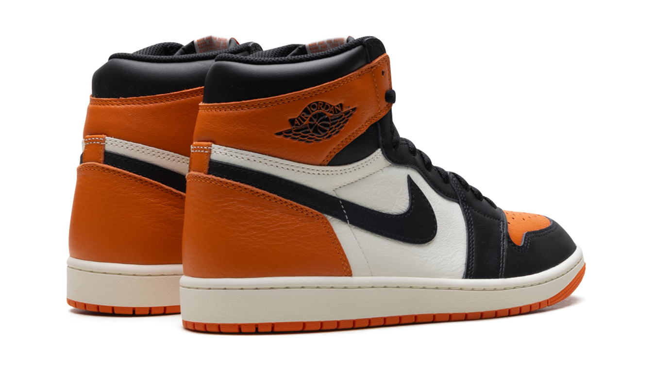 Air Jordan 1 High OG "Shattered Backboard" sneakers in zwart or oranje met witte details, hoog model, Nike stijl.