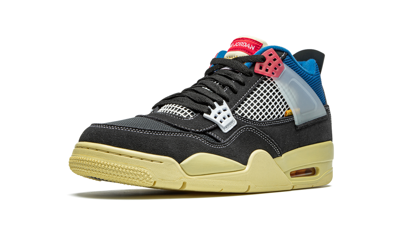 Sneakers Air Jordan 4 Retro SP "Union - Off Noir" in zwart en grijs met wit details, zicht vanaf de zijkant.