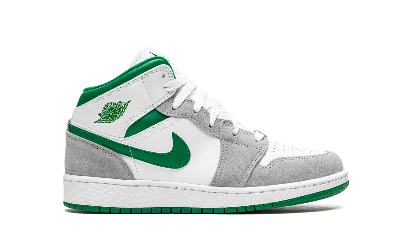 Sportieve Air Jordan 1 Mid SE GS sneakers in grijs en dennegroen met witte details, zichtbaar in de afbeelding